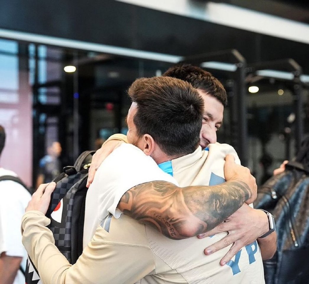 【我宣布争宠大战就此开始！】📸利马更新IG：“⚽️🇦🇷🫶🏻”好了，利马