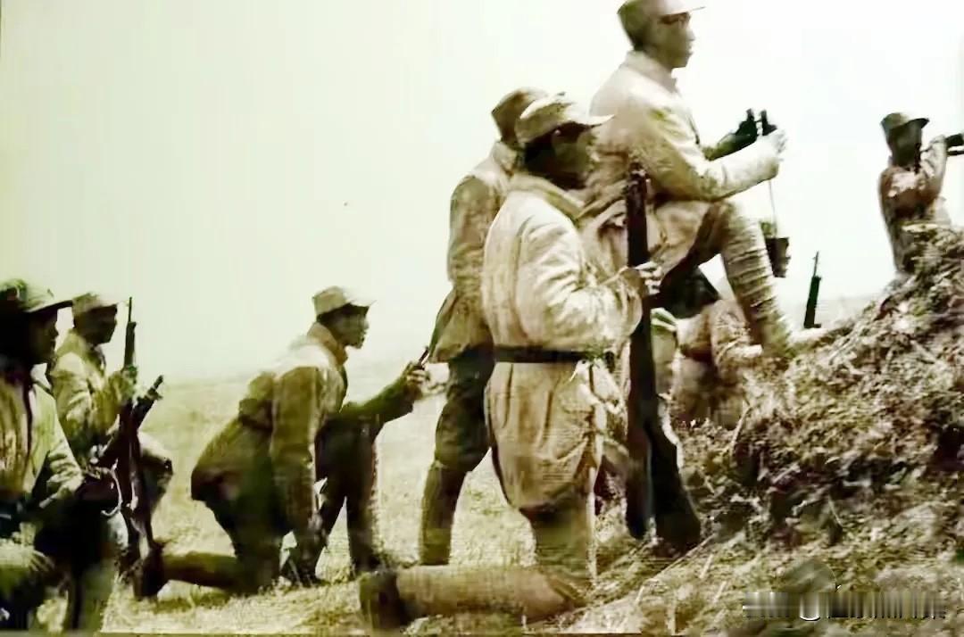 1947年，时任东北民主联军第一纵队二师师长贺东生（拿望远镜的）指挥若定的英姿。