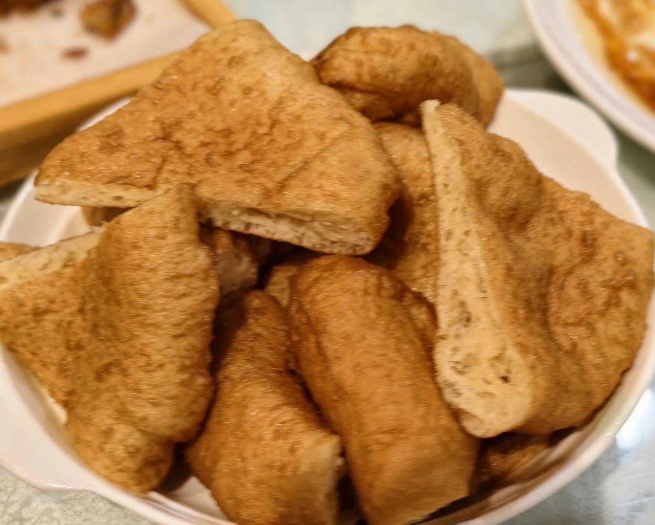 天客来餐厅清真教席的传统菜品如下：
主食：油香
菜肴：扒肉条、干烧黄鱼、干烧大虾