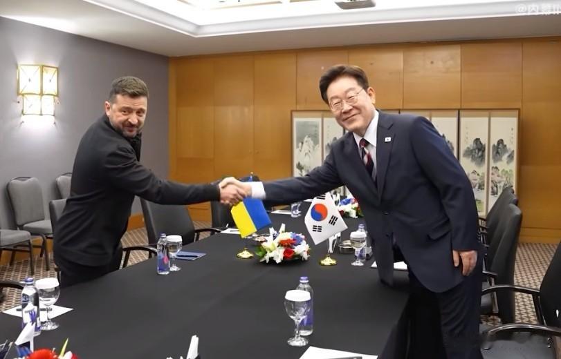 泽连斯基:“很高兴能与韩国总统李在明举行首次会晤，感谢韩国最近决定拨款1亿美元，