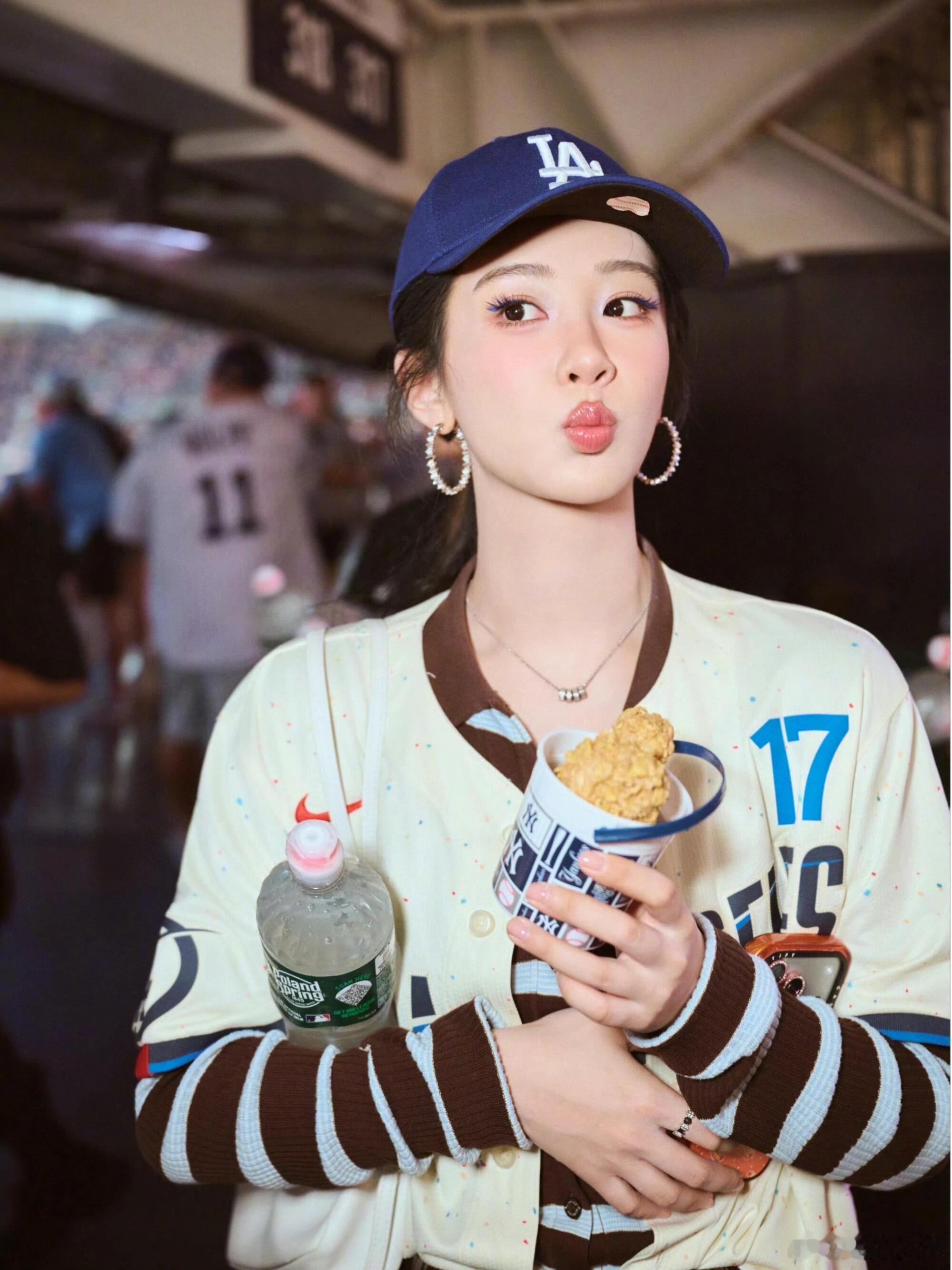 杨紫纽约看球赛，完全棒球少女。 