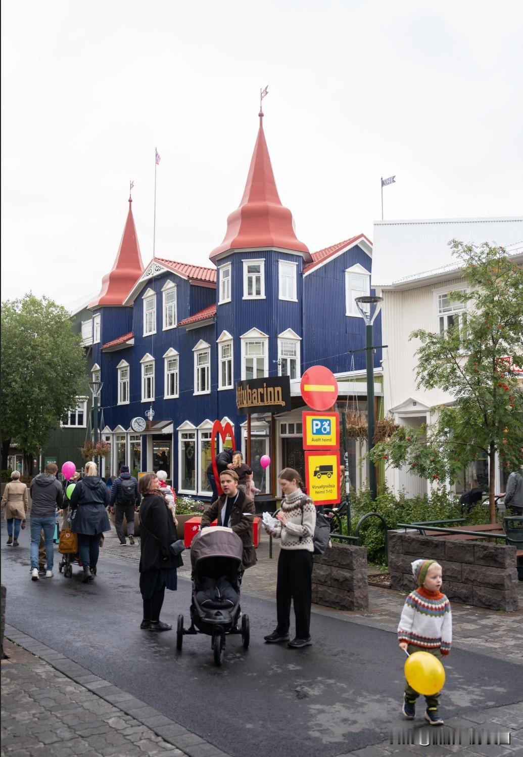 冰岛阿克雷里，港口城市，前往北极格陵兰岛的邮轮就是从这里出发