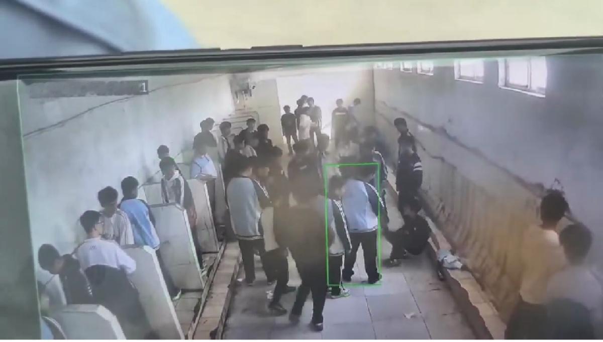 14岁男生校内厕所疑遭霸凌腰部骨折，妈妈晒出厕所监控。
 
全方位监控是对的，如