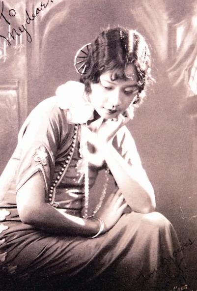 1978年，郭沫若因病去世不久，他妻子于立群突然自缢身亡。原来，她在整理丈夫遗物