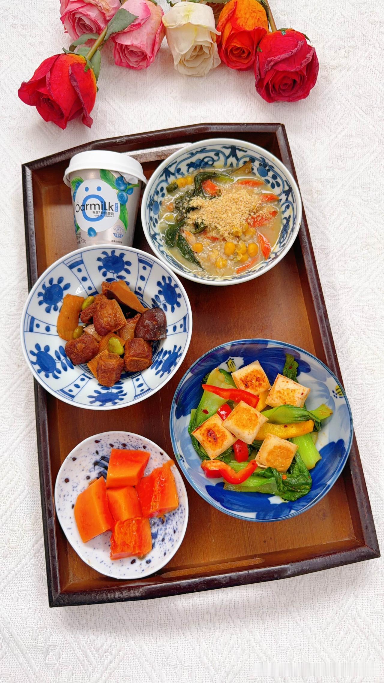玉米蔬菜粥撒小麦胚芽，香菇笋片毛豆烧排骨，石屏豆腐彩椒蔬菜，加餐吃木瓜和蓝莓希腊