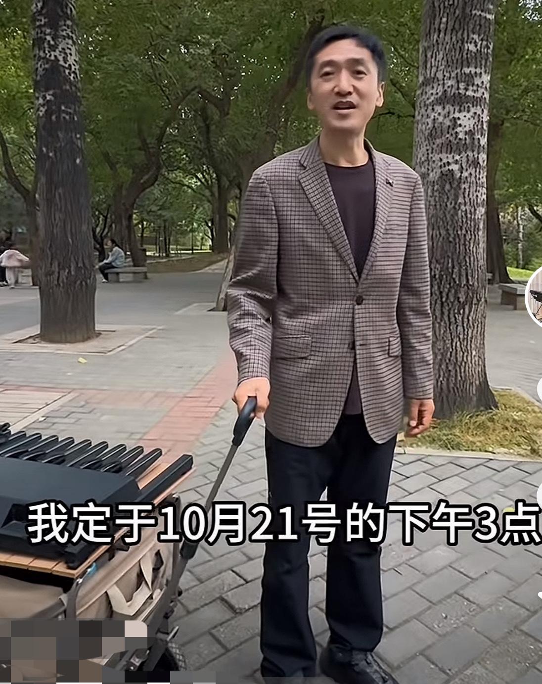 他是山西本地的一位小伙子，本名杨建斌，网名漫游琴侠，是知名的双排键演奏家。曾拿下