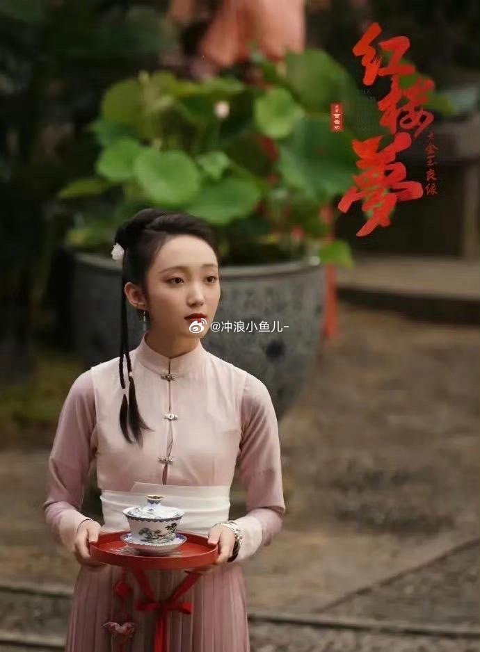 影版《红楼梦》丫鬟们腰间的白布条，这是随随便便能戴的吗？ 