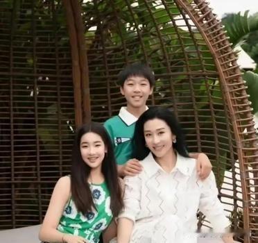 演员苗圃和她的老公带着一儿一女两个漂亮的孩子在法国。甜蜜幸福的一家人👍