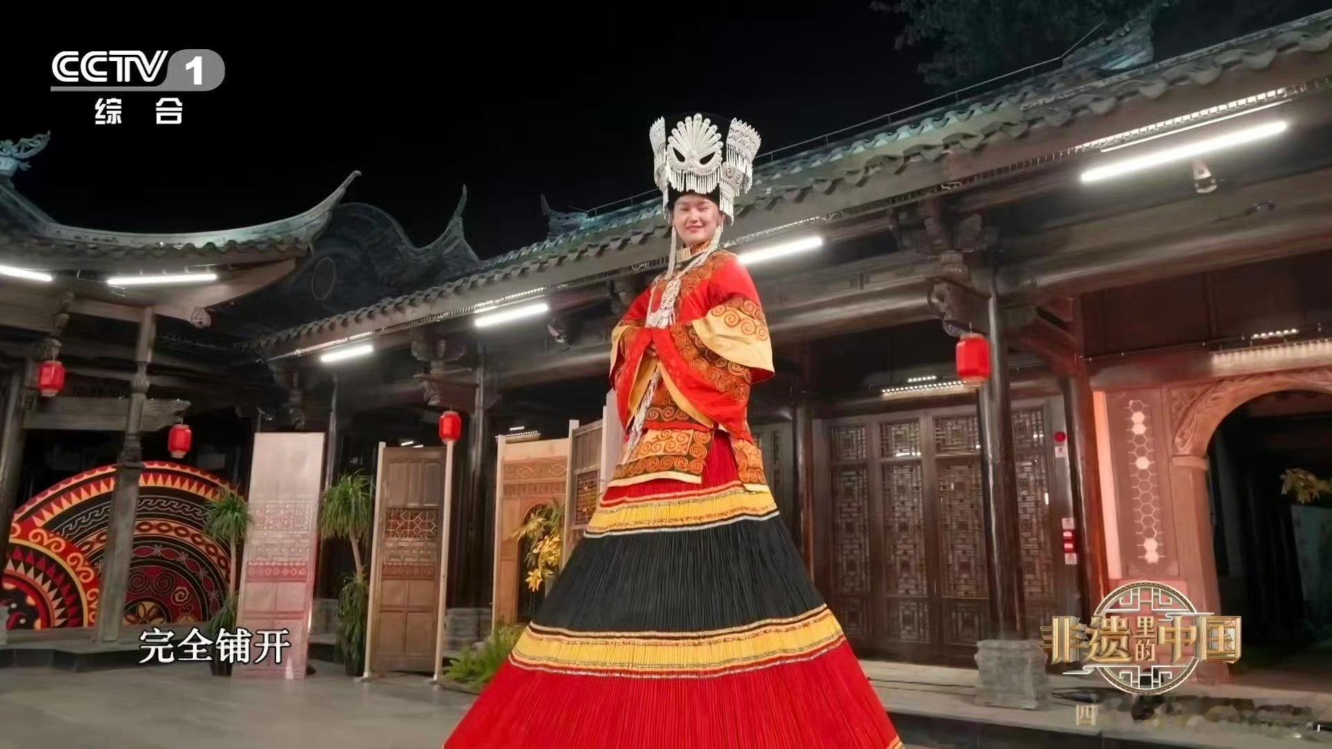 400 米布料，如同一条蜿蜒的蓝色河流，承载着彝族文化的源远流长。当这抹惊艳了时