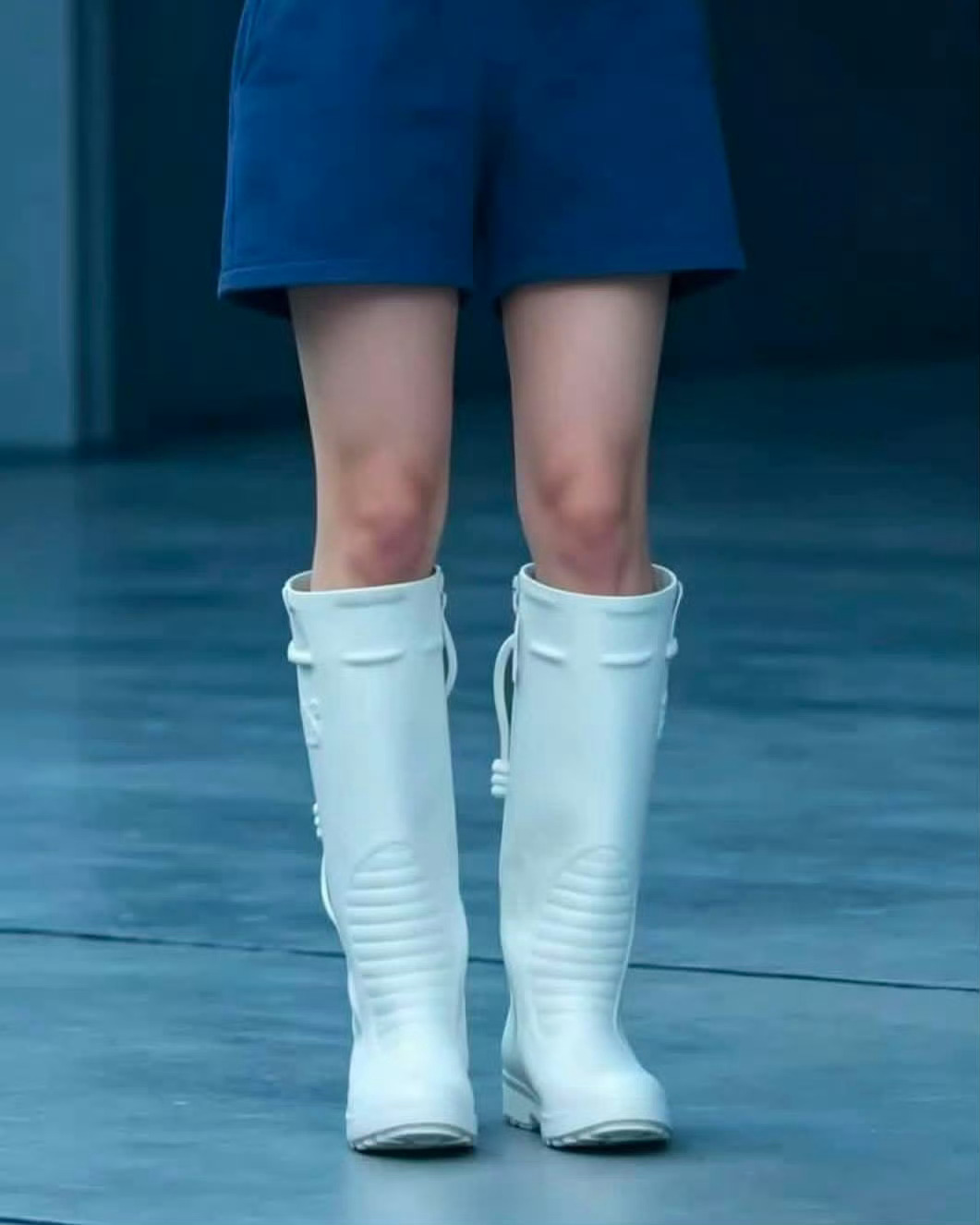 他膝盖真的好小 ​​​