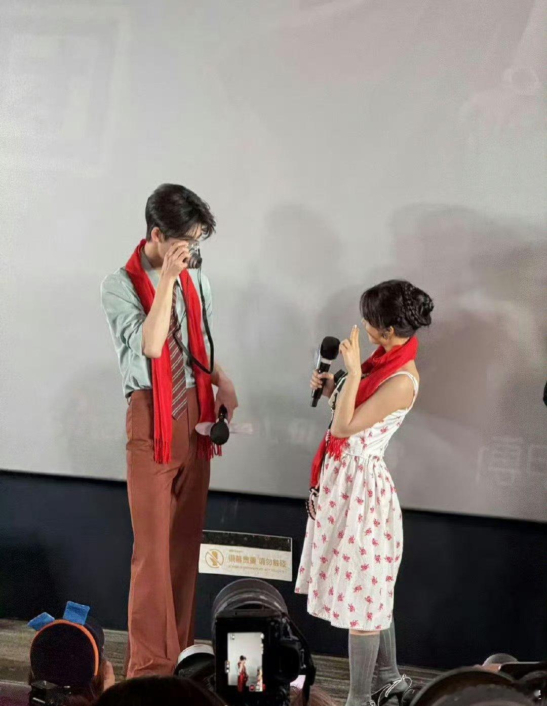 哈哈哈哈哈哈想起去年滑轮那个袜子也很可怕，还好穿的是身高腿长的彤能挽回一米米 ​