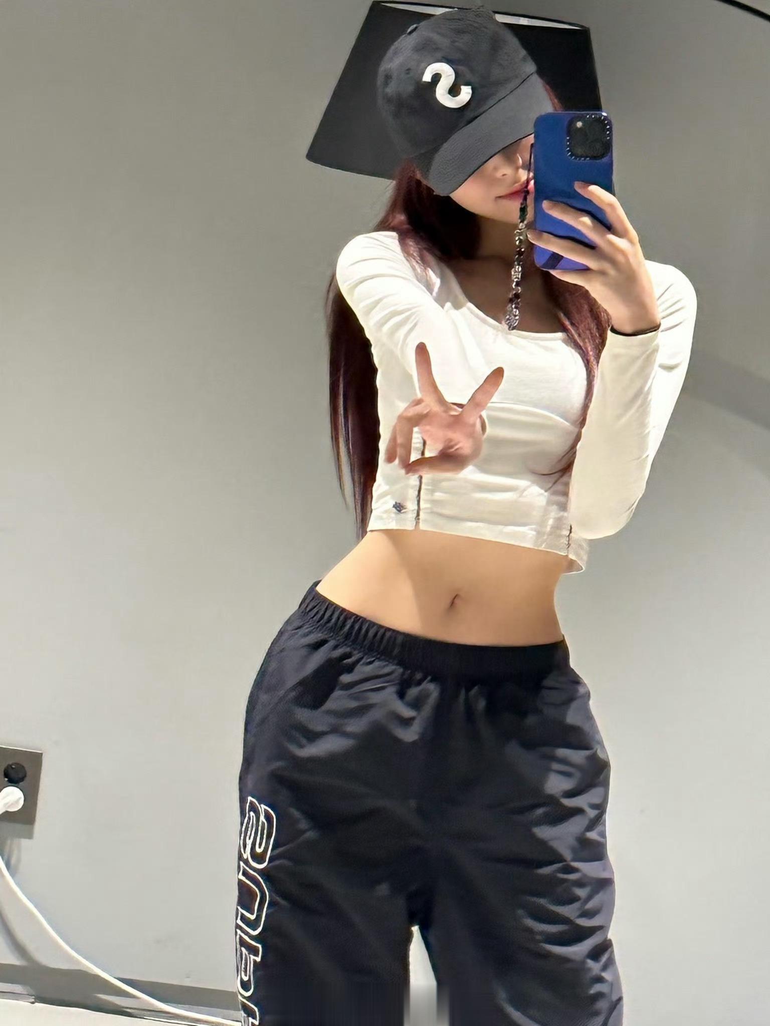 #明星私服搭配[超话]# ITZY 申有娜天呐 这个身材 这个腰臀比 杀我[草泥