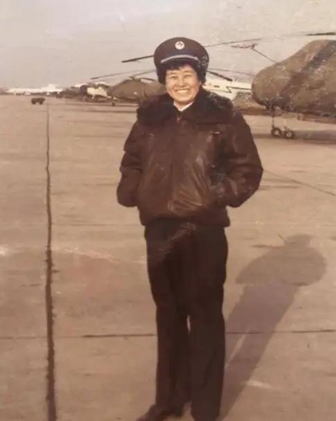 1964年，28岁女飞行员到西北去执行绝密任务，谁料在上飞机之前，摄影师突然说要