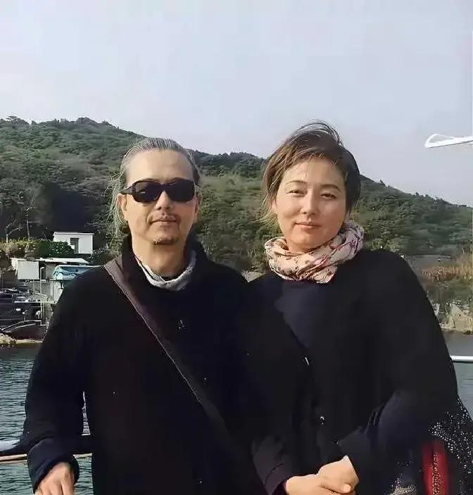 “小龙女”开播，弹幕先刷爆：姑姑下凡带货了？
 
结果一场800万，00后集体懵