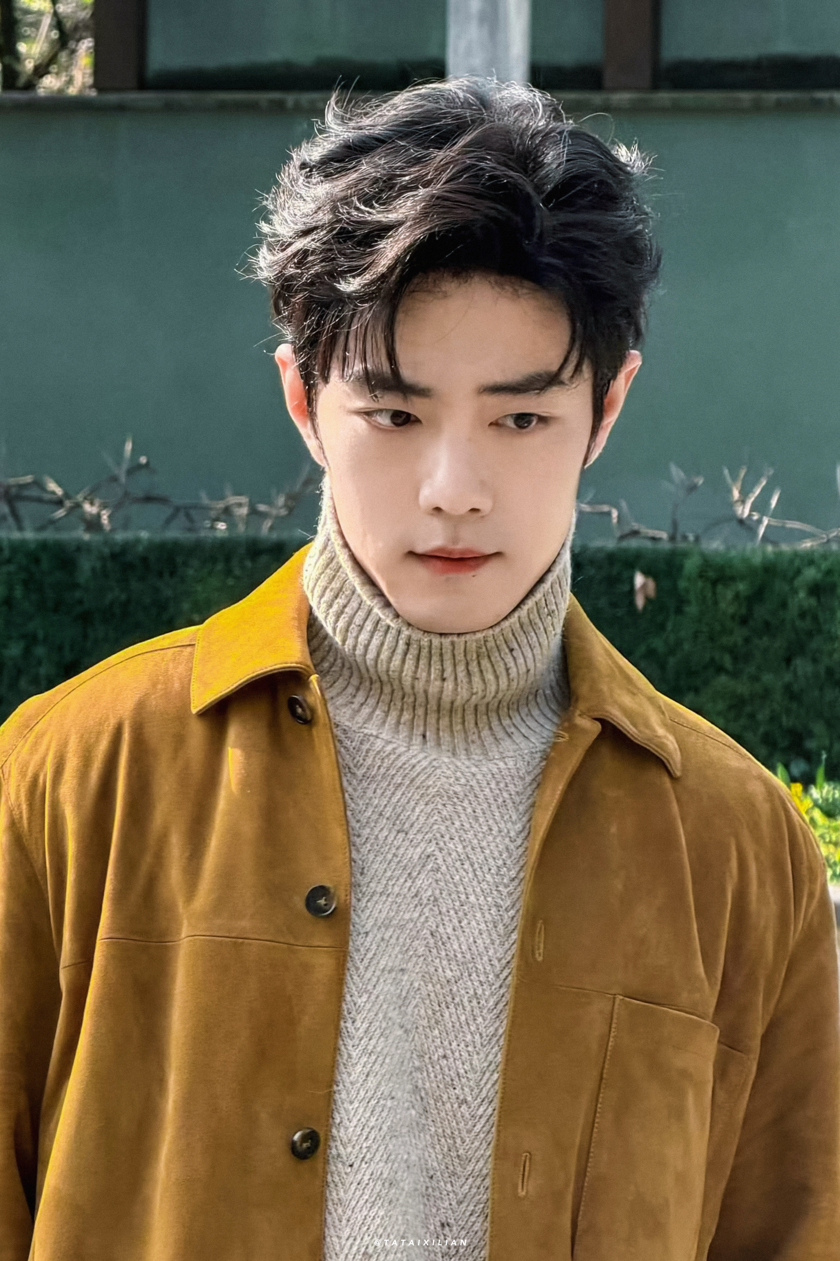 你是我心中的那头小鹿，每个心跳都让我为你着迷。肖战黑色亮面皮革◎肖战试衣服时的表