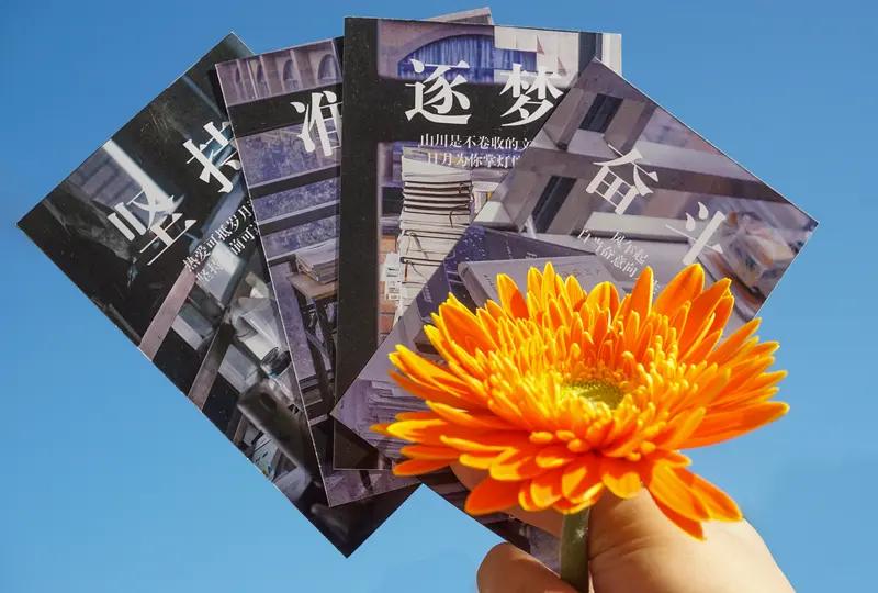 看到“岁月如歌翻新页”这个上联，我就开始琢磨下联啦。岁月就像一首歌，翻过新的一页