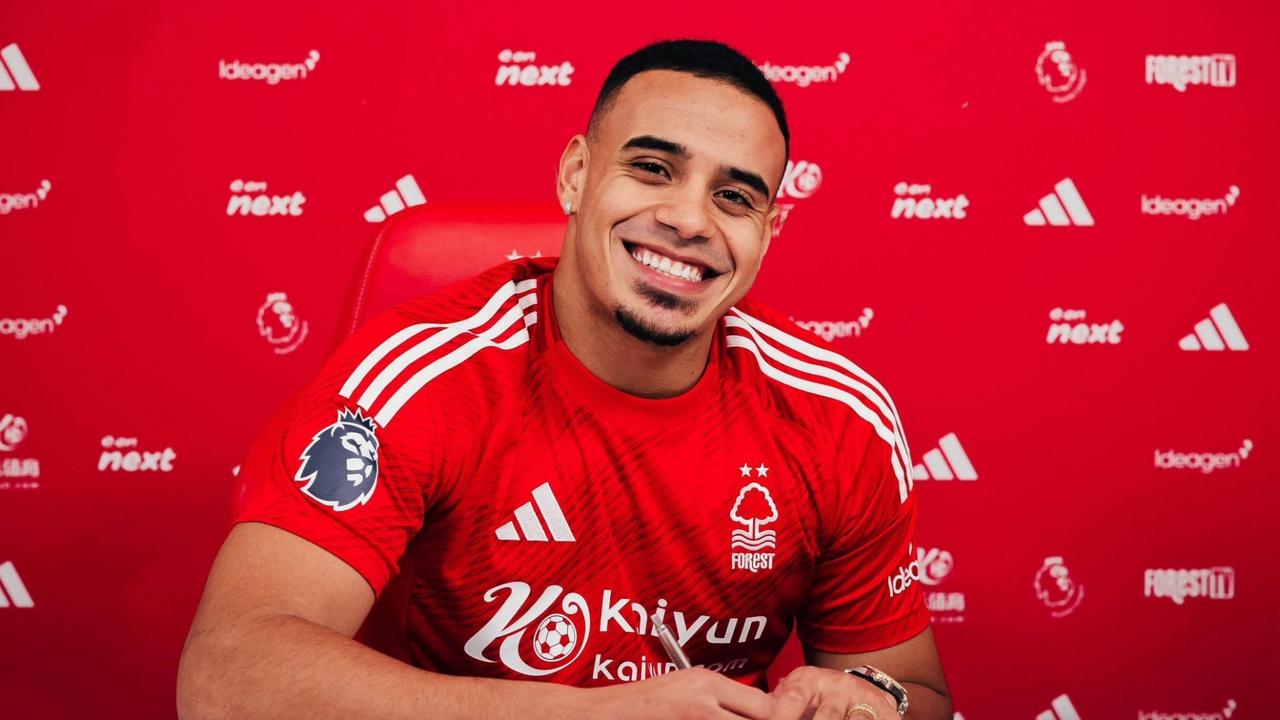 利物浦有意今夏报价8000万欧引进23岁的森林中卫穆里略。
森林要价预计在800