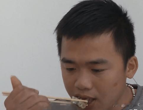 广东7岁男孩被人拐卖，12年后，他路过云南一家大排档时，吃到一家店中生蚝的味道十