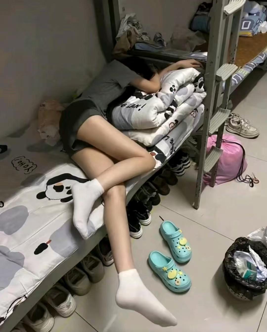 现在的女大学生，很缺什么？


以为她在宿舍摆烂躺平？早八人别死卷了！

这届女