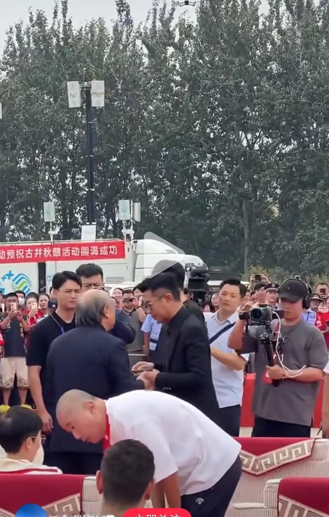 佩服古天乐，能屈能伸，什么活动都接，什么商演都去，排场越来越小也不在乎。

搁别