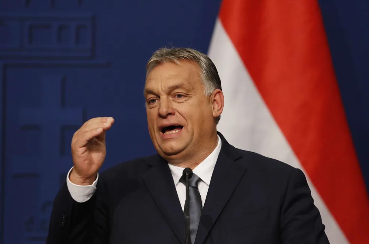 匈牙利的颜色革命已经开始启动，匈牙利的社会将会开始动荡，匈牙利人民将为今天的选择