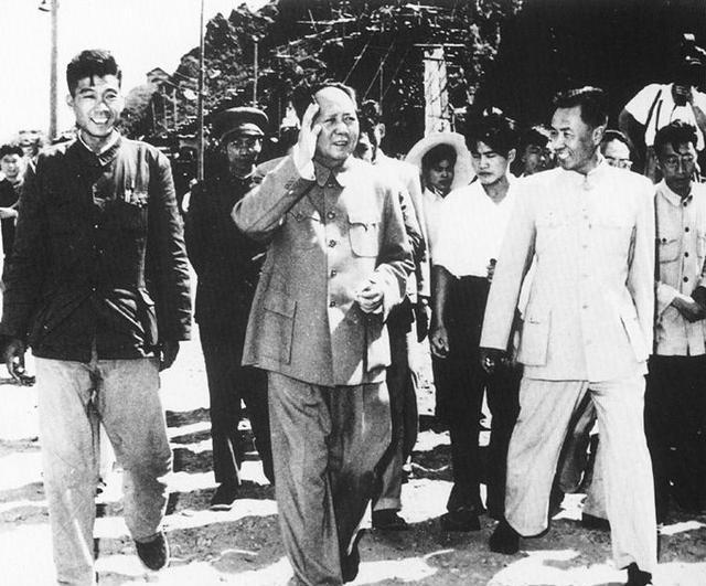 1959年，在一行人的陪同下毛主席乘船行驶在刚修建的密云水库湖面上。当船行驶到湖
