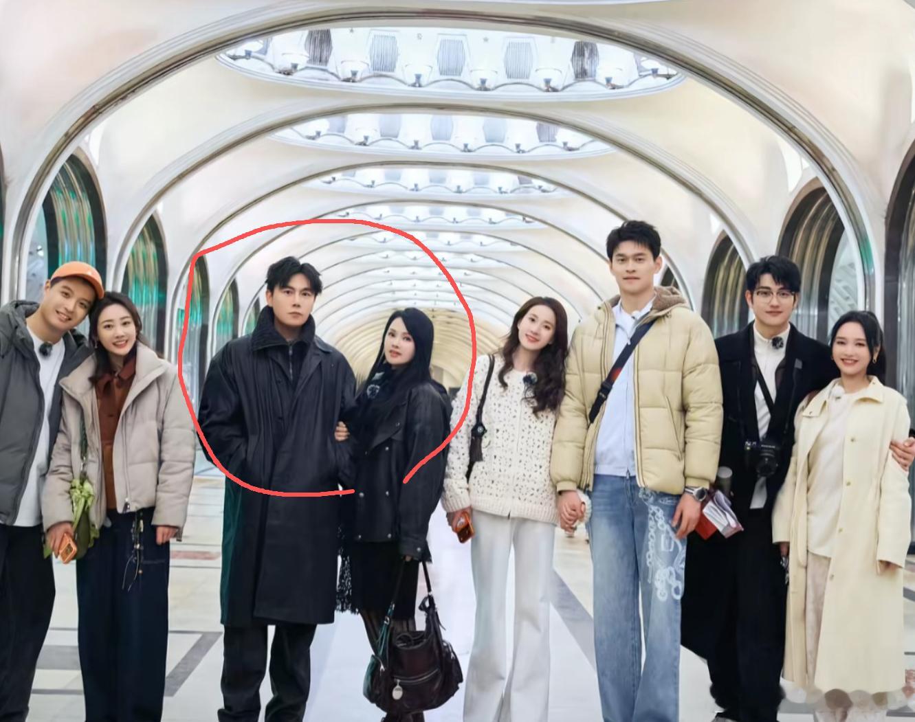 别拿一张合照瞎猜秦昊伊能静婚变了， 哪有那么多貌合神离的弯弯绕绕 他俩打从结婚起