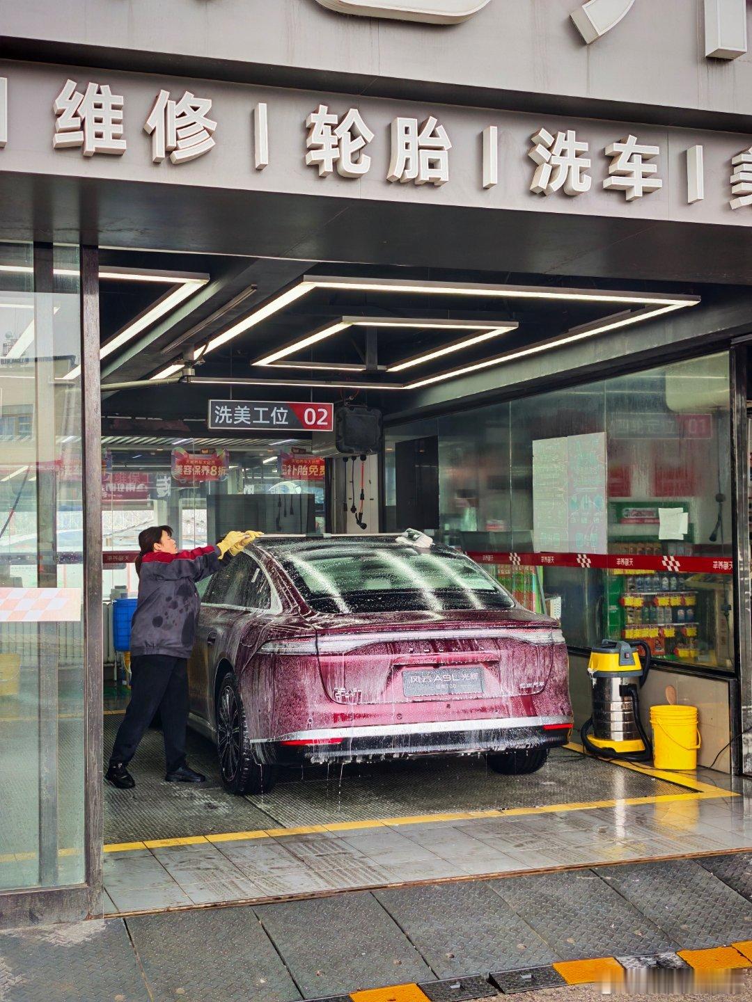 还好昨天没洗车，但是今天下雪了！ 