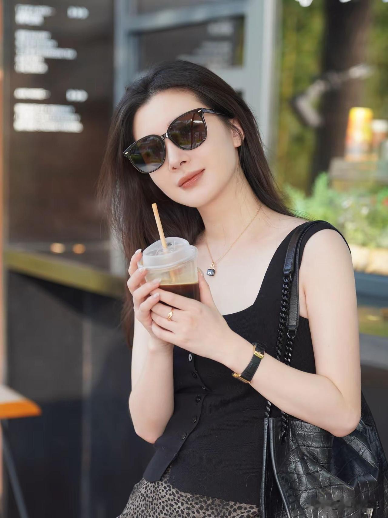 当你不再向外索求，转而向内生长，就会发现自己已然成为一棵树——无需攀附，自成风景