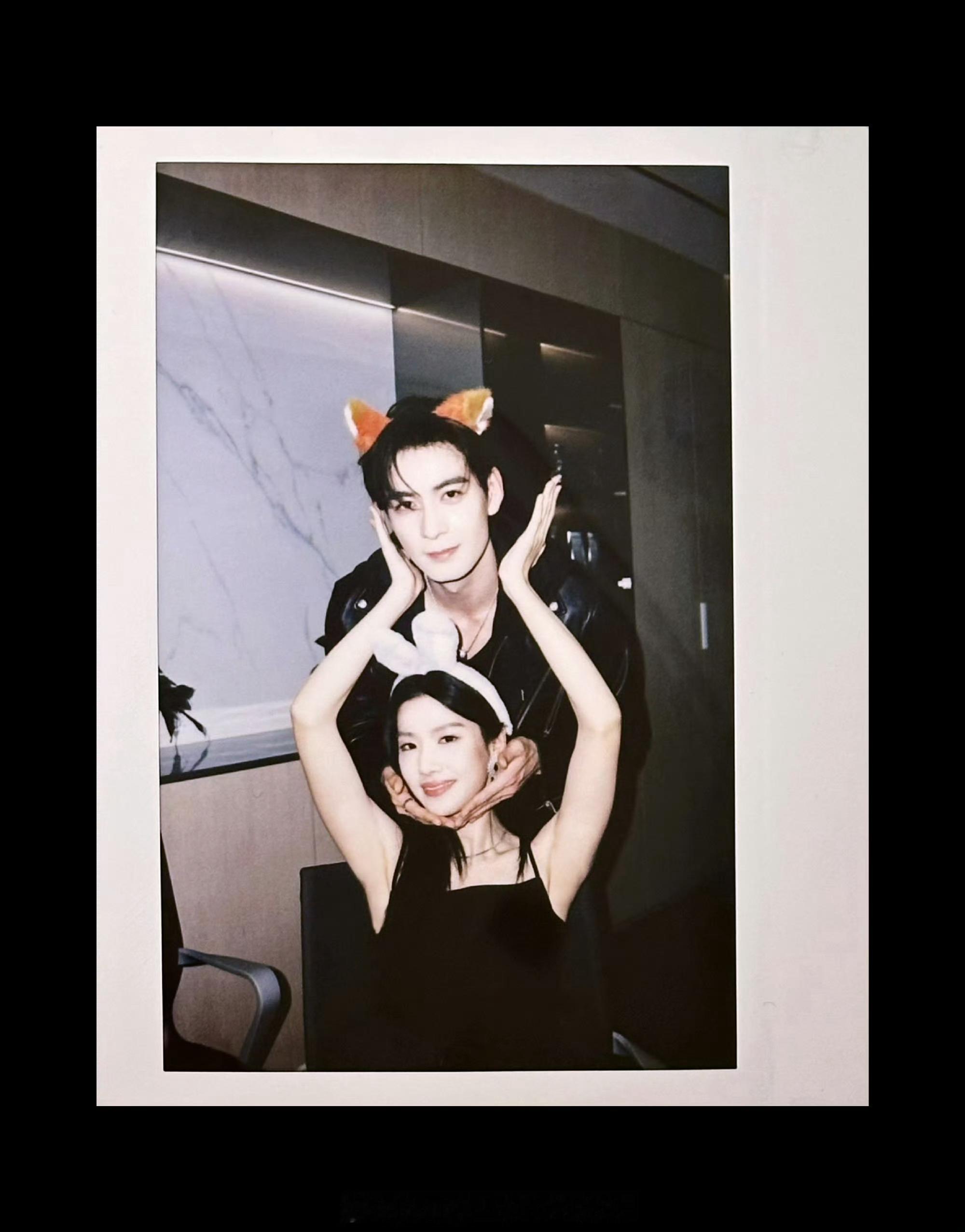 陈星旭一只手环抱王玉雯花絮 陈星旭的《轧戏》还没有播完，剧里才刚播到男女主才刚在