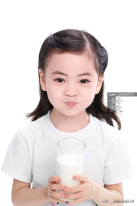 #纯牛奶小孩可以天天喝吗？#
小孩一般可以天天喝纯牛奶，但要根据年龄、身体状况等