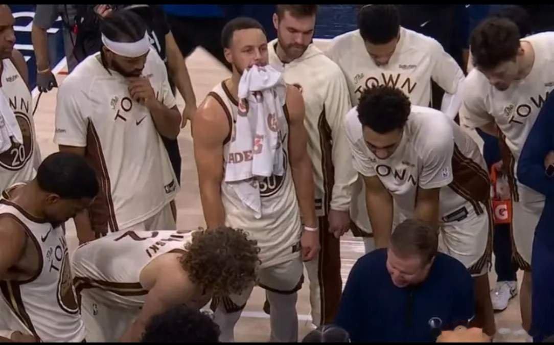 库里被罚下场时，边走边无奈地摇着头，眼神里充满不甘与无奈！因为在第6犯之前，他连