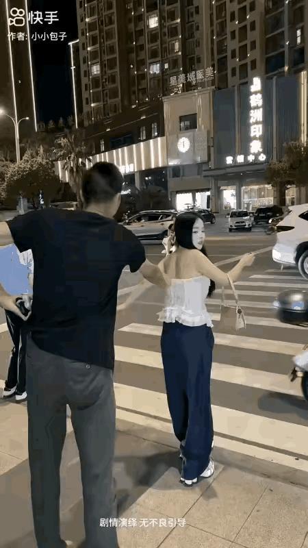 这个女子不仅是不知好歹，还不知是人是鬼，脸抹的太白了，一回头都吓我一跳。
女子闯