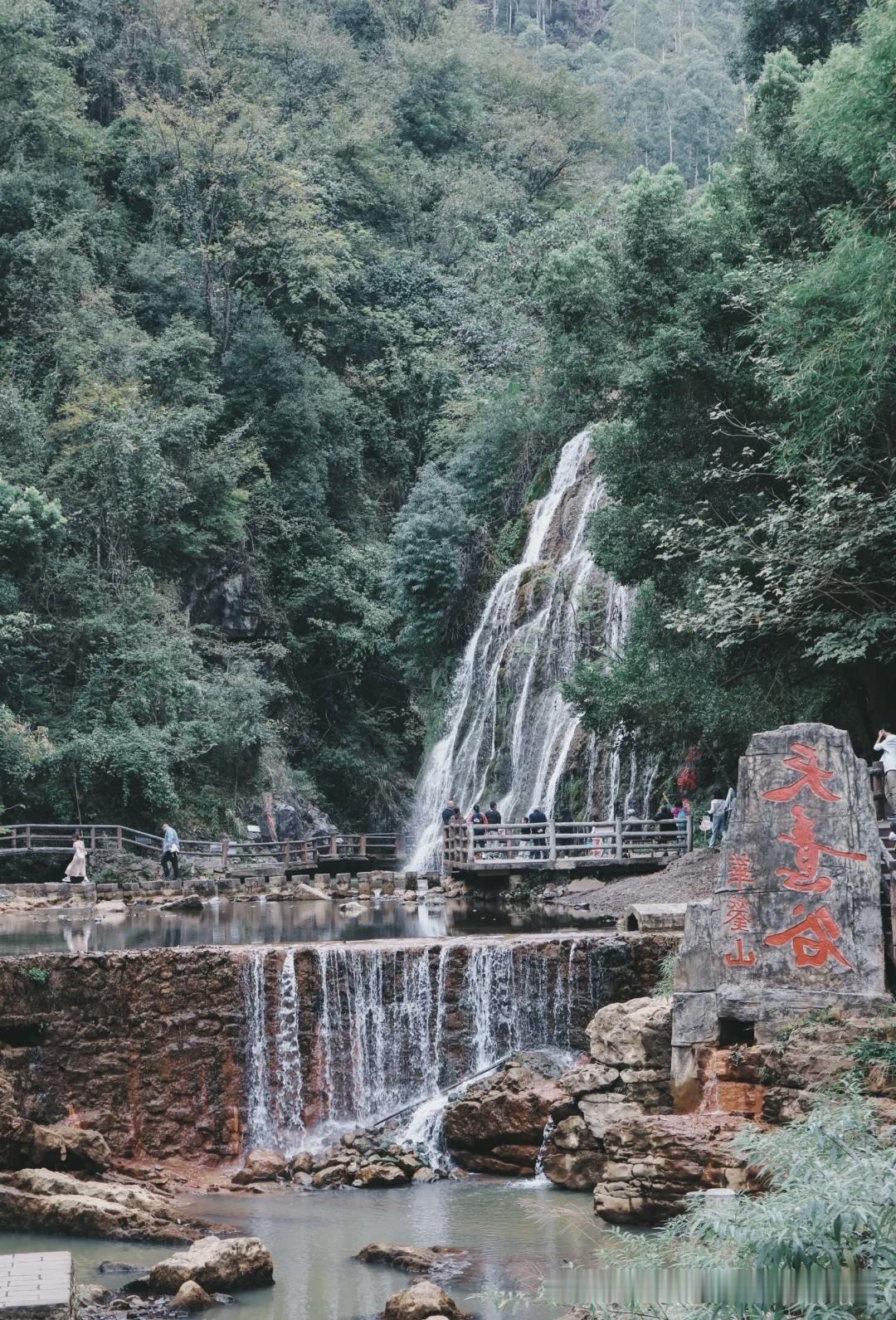 层叠飞瀑顺着山崖倾泻而下，碎成万千银线，叮咚水声漫过青石，裹挟着山林独有的清凉扑
