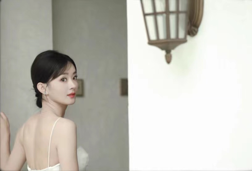 #赵丽颖下楼回眸# 赵丽颖下楼回眸，美哭了[哇] ​​​