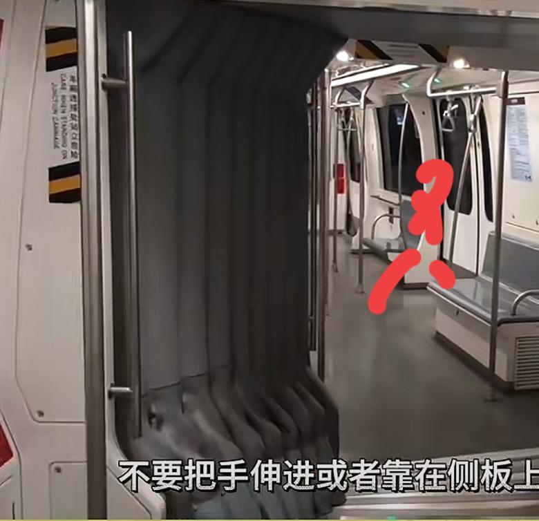原来人的恶意真的可以凭空产生。今天下班坐地铁的时候，跟一个男的骂了3分钟，气的我