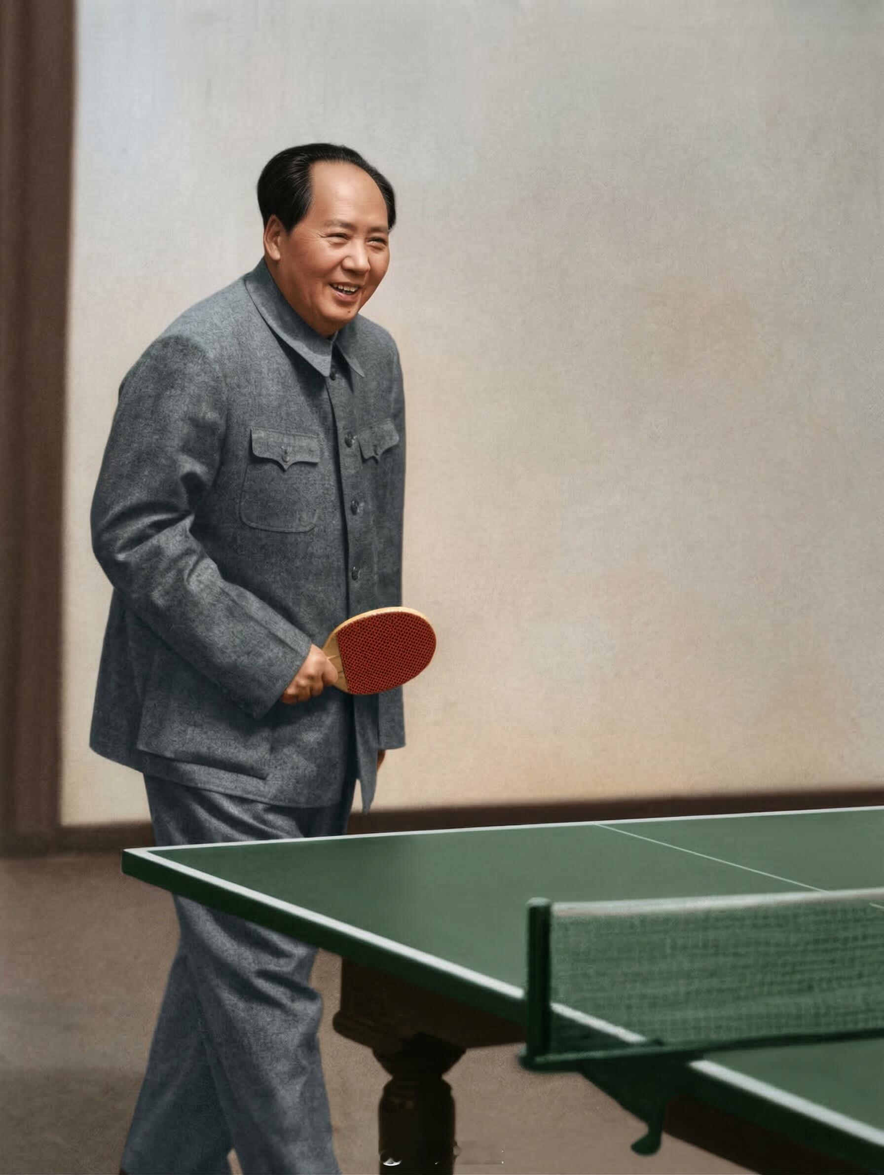 毛泽东同志 乒乓球台前，他手握球拍，脸上漾开了如春风般的笑容。没有指挥千军万马的