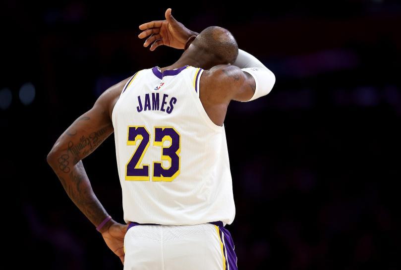 近日，美媒RG.org邀请多位NBA业内人士，分享对詹姆斯本赛季表现最深刻的印象