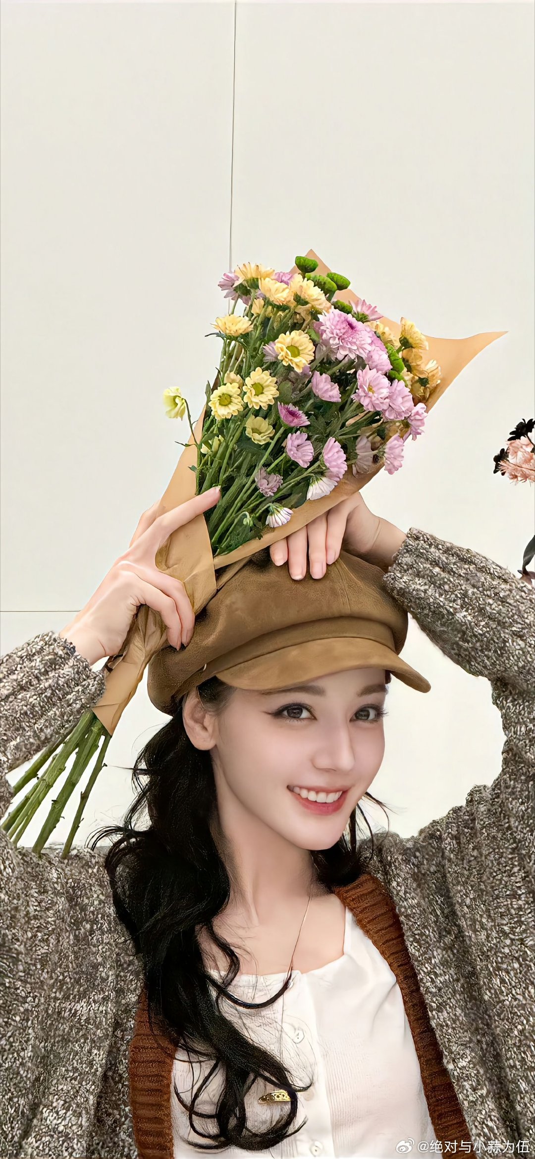 芭莎员工给迪丽热巴写信被芭莎员工写给热巴的信狠狠戳中！细节里的温柔最动人，她始终