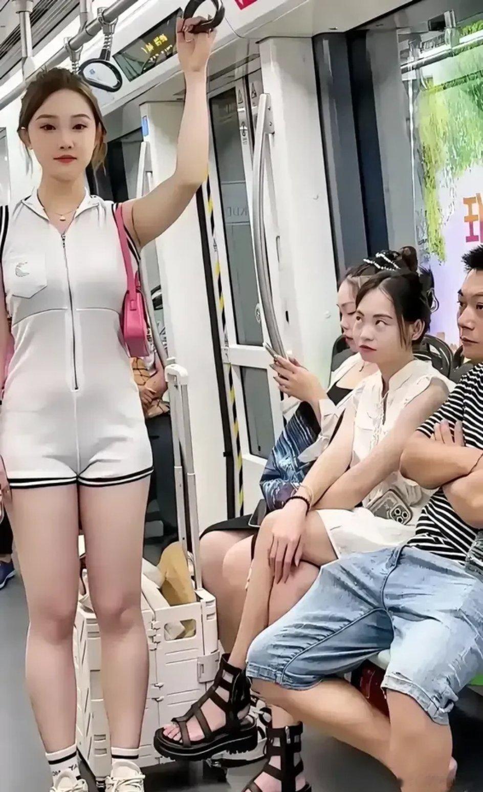 认识的美女渐多之后意识到一件事情：美女过得不容易。与异性的不怀好意相比，其实来自