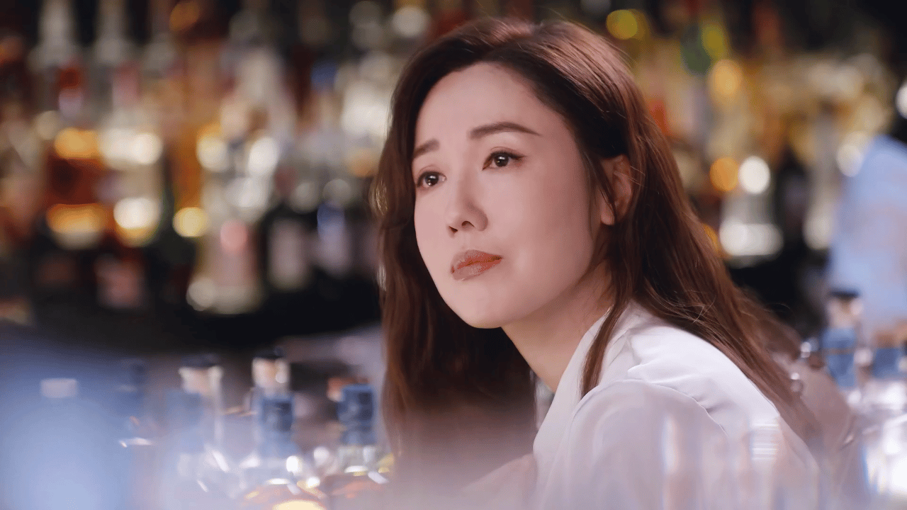 深夜吧台威士忌兑冰…张家妍眼睛含着泪水望着你的时候你的心也动摇了对吗Cathy 