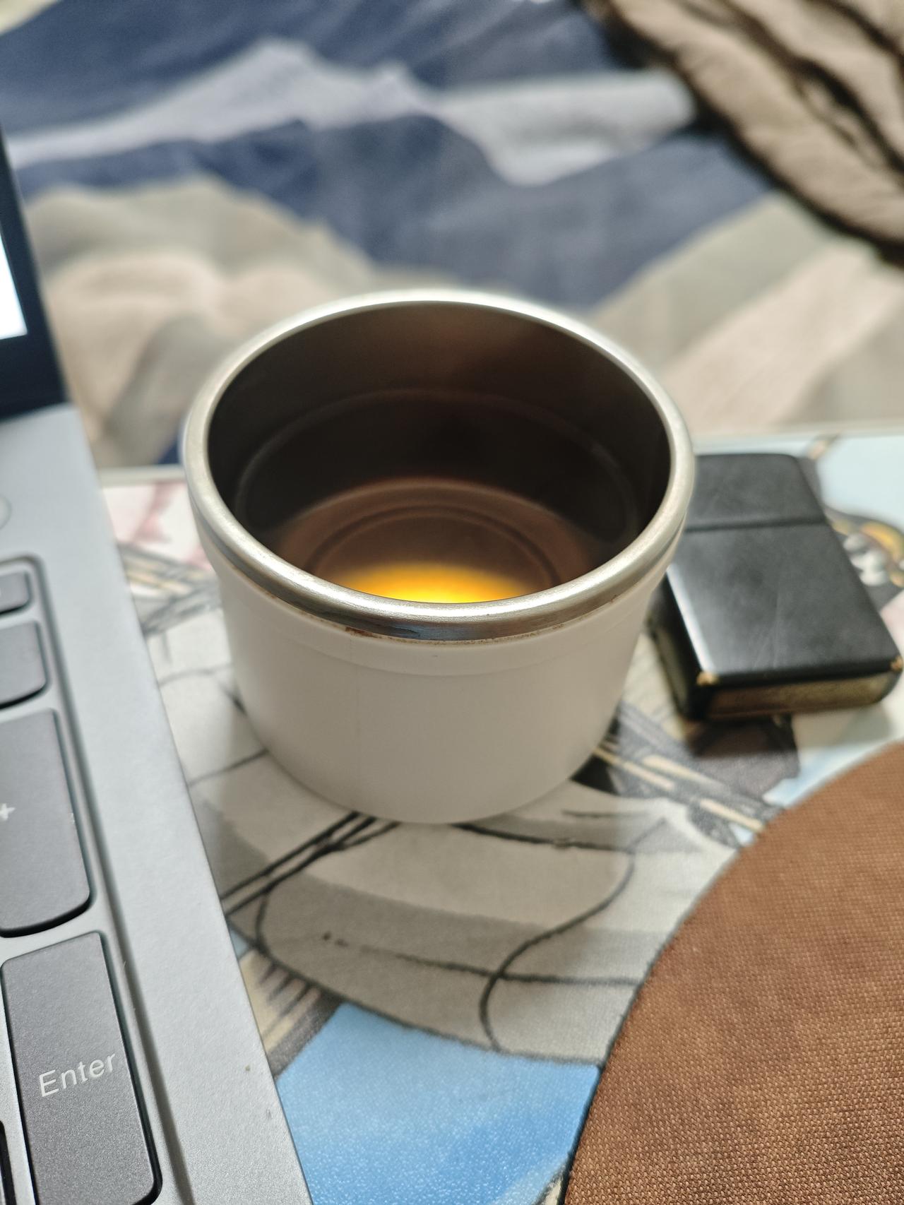 冬日生活打卡季茶汤在杯底漾着暖光，热气模糊了屏幕的字，这杯茶不是用来提神的，是给