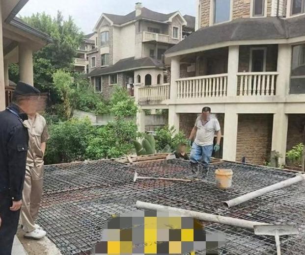 “无法无天！”重庆，一小区业主，直接在3个公共停车位上方，硬生生将上方封闭，建了