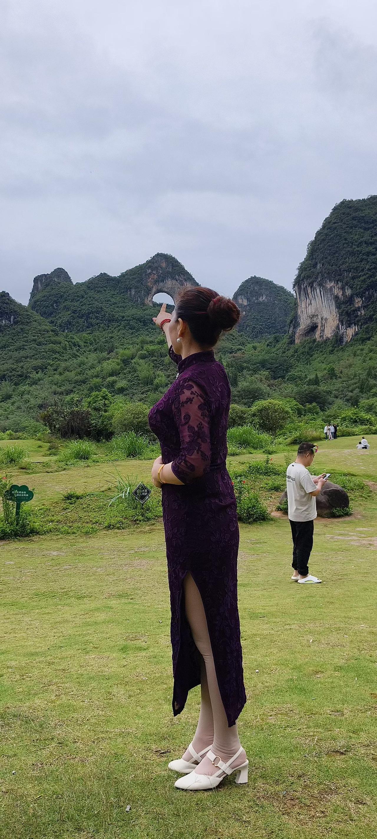 桂林月亮山象鼻山水打卡[呲牙][玫瑰]（卞永远开心）