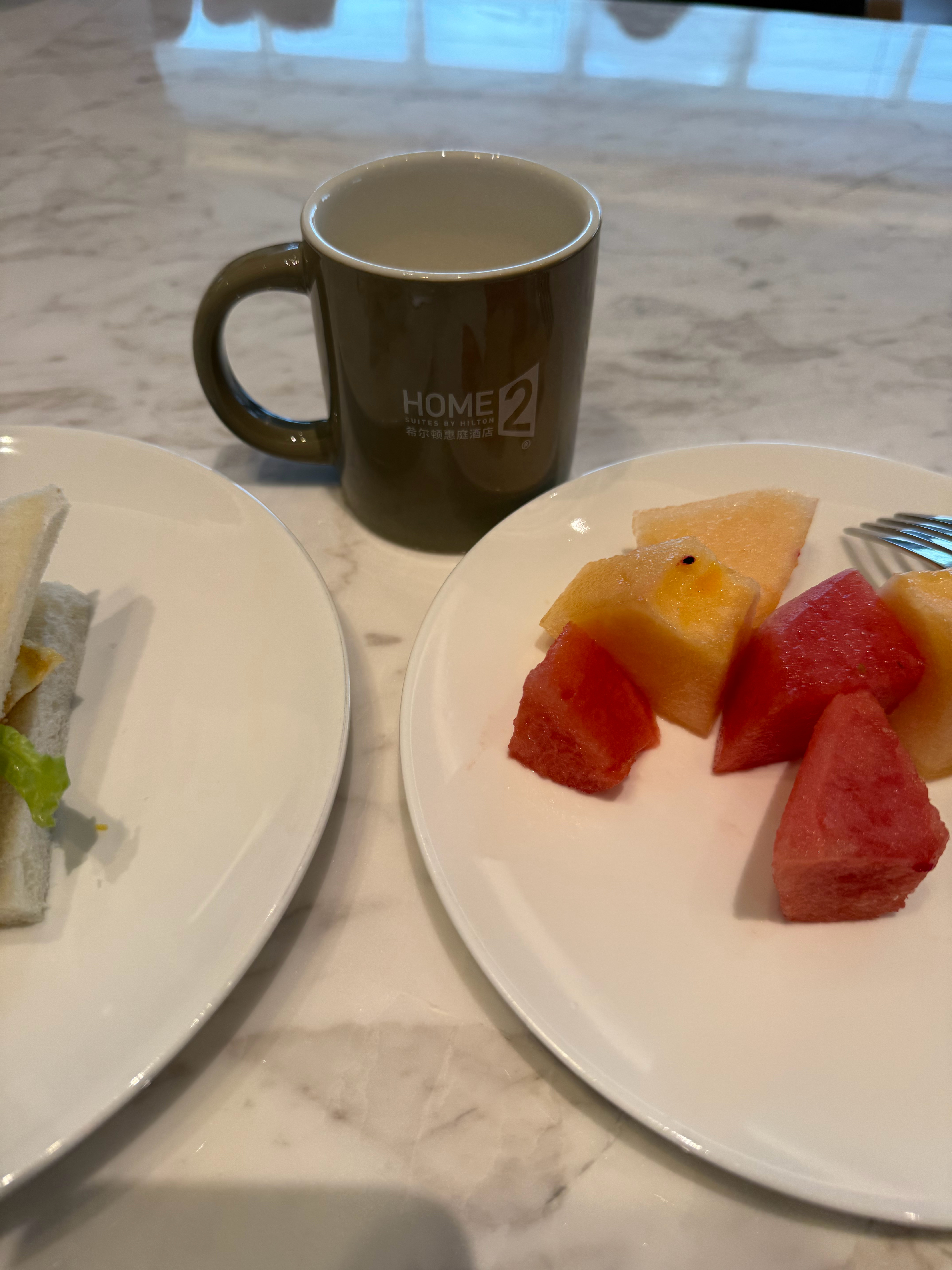 国内酒店入住时间怎么定的 我现在住的潮州希尔顿酒店写的是2点入住，12点退房但其