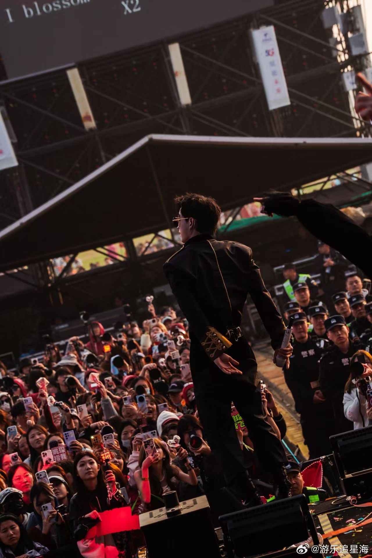 早知道姚琛这样我留着过年看了不得不说，姚琛在舞台上的创造力太惊人了！灵机一动就有