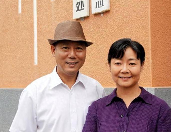 1991年，萨日娜嫁给同学潘军，因她的长相不符合大众审美，6年没戏拍，就在她想放