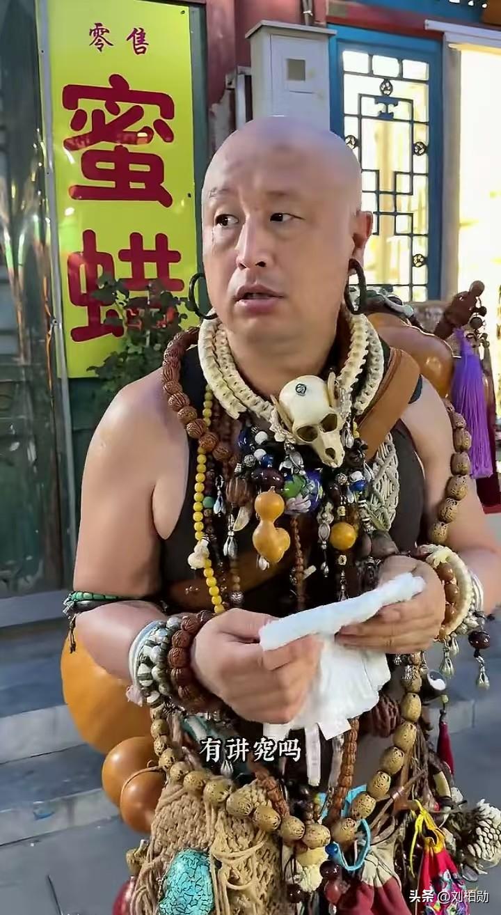 在北京潘家园，提到东盘（血葫芦僧）的名字，几乎无人不晓。作为潘家园四大天王之一，