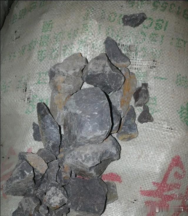 实拍古法练泥全过程这样的原矿泥料你见过吗？
很多朋友问我，现在机械练泥效率那么高