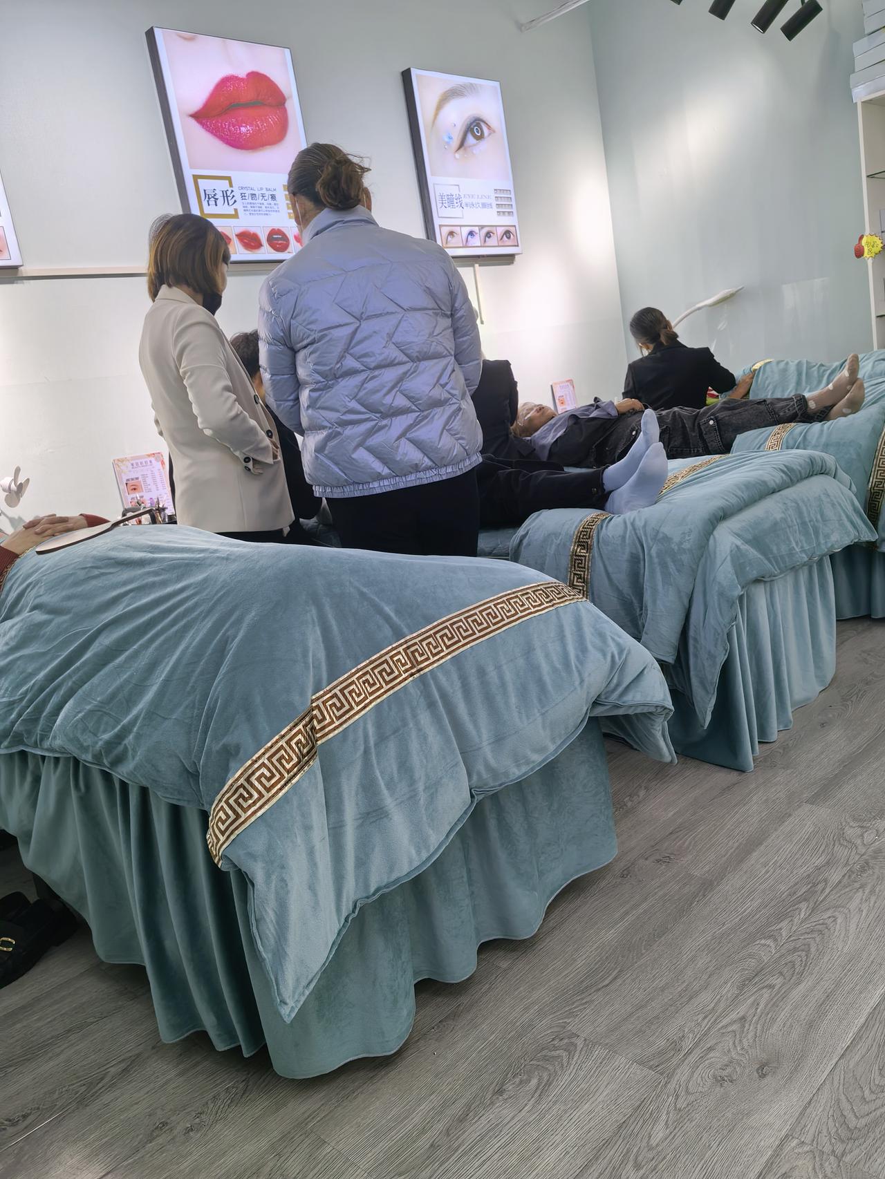 今天又被领导叫去陪她做眉毛，给她做的师傅依然是个男的，但不是上次那个男孩，这回的